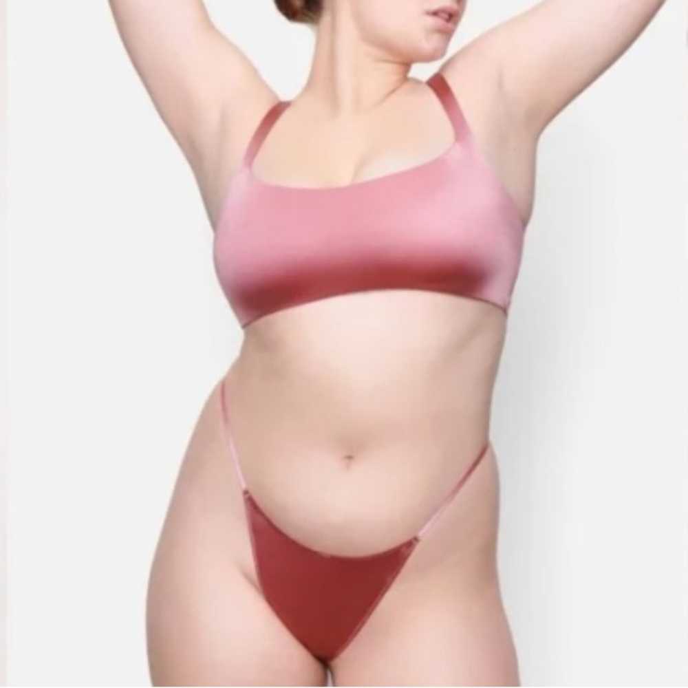 (A8) SKIMS Stretch Satin Dip Thong, Dahlia, Size‎ 4X, NWT